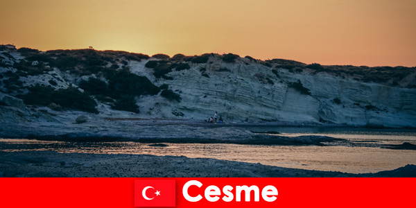 A los vacacionistas les encantan los largos paseos por la playa en Cesme Turquía