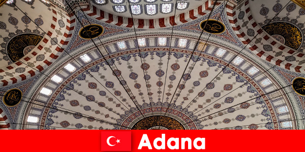 Las mezquitas adornadas están abiertas a todos los visitantes en Adana Turquía