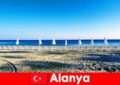 Recomendación disfrutar de unas vacaciones en Alanya Turquía con niños bañándose en la playa