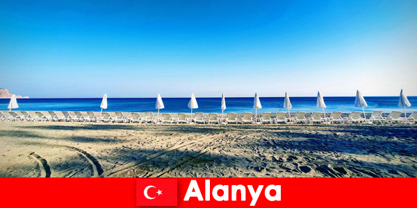 Recomendación disfrutar de unas vacaciones en Alanya Turquía con niños bañándose en la playa