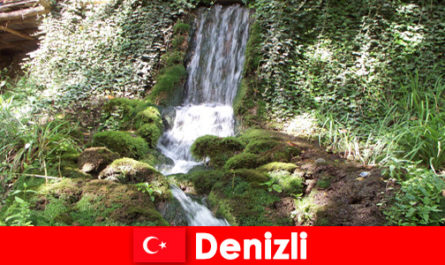 Los viajeros de la naturaleza visitan lugares únicos en Denizli Turquía