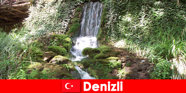 Los viajeros de la naturaleza visitan lugares únicos en Denizli Turquía