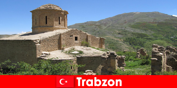 Las ruinas antiguas y las vistas cargadas de historia fascinan a todos en Trabzon, Turquía
