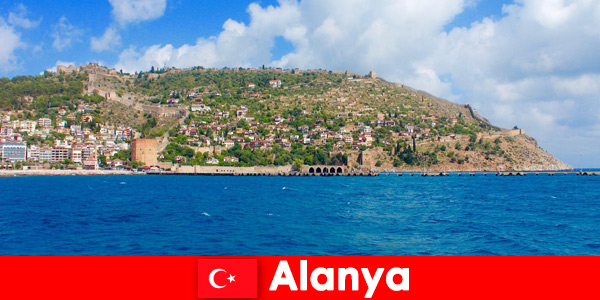 Vacaciones en Alanya Turquía con un clima mediterráneo perfecto para nadar