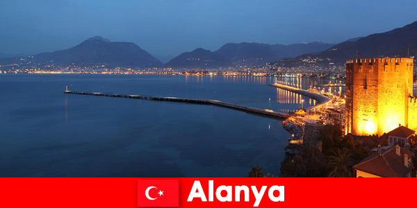 Maravilloso escenario de eventos por la noche en Alanya Turquía