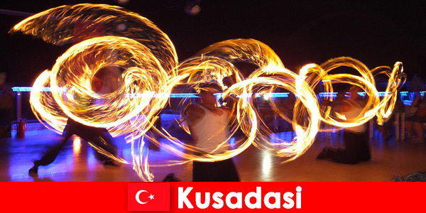 Por la noche hay actuaciones espectaculares para jóvenes y mayores en Kusadasi, Turquía