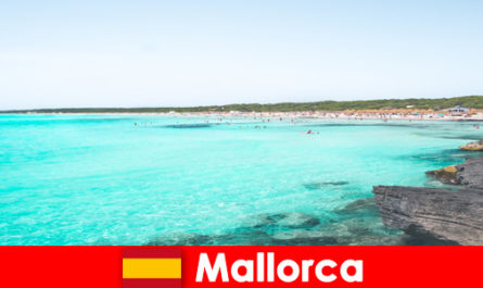 Grandes bahías y aguas cristalinas para nadar en Mallorca España