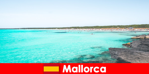 Grandes bahías y aguas cristalinas para nadar en Mallorca España