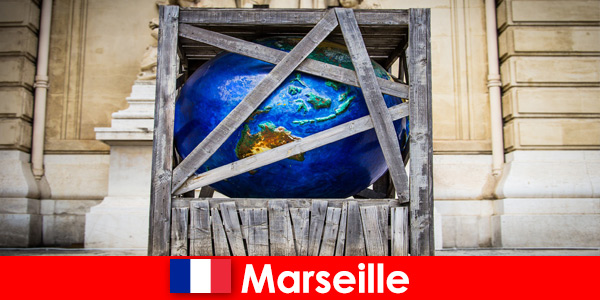 Los turistas experimentan el arte callejero con profundas percepciones en Marsella Francia