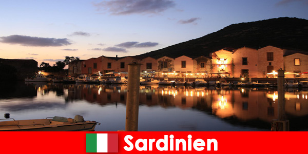 Cerdeña en Italia ofrece una imagen impresionante de esta hermosa isla tanto de día como de noche