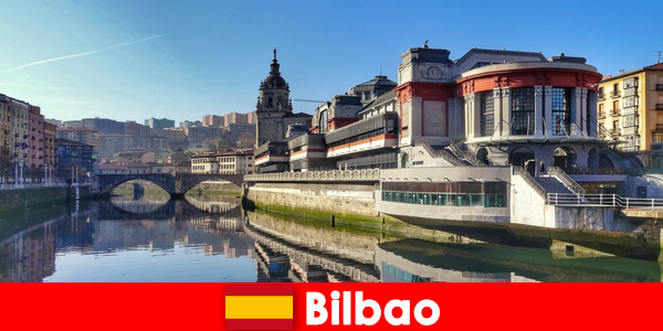 Recomendar los paseos en barco por la ciudad con vistas a muchos lugares de interés en Bilbao España
