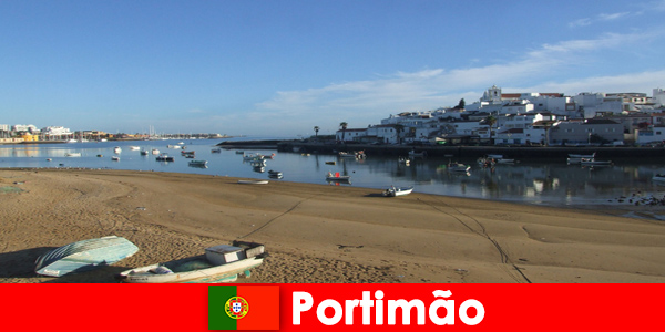 Embarcaciones pequeñas, aguas cristalinas y buen tiempo en Portimão