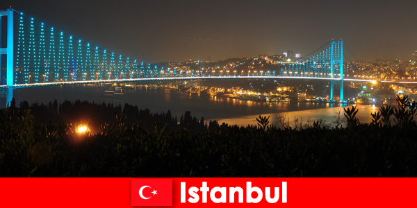 Luces de colores y multitudes de personas alegran la noche en Estambul