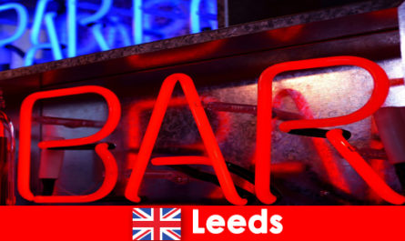 La música, los bares y las discotecas siguen atrayendo a jóvenes viajeros a Leeds, Inglaterra