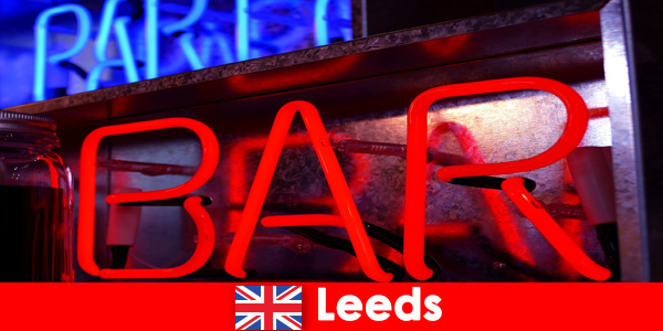 La música, los bares y las discotecas siguen atrayendo a jóvenes viajeros a Leeds, Inglaterra