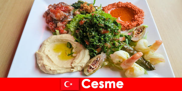 La comida saludable y la cocina rica en vitaminas son muy populares entre los turistas en Cesme Türkiye